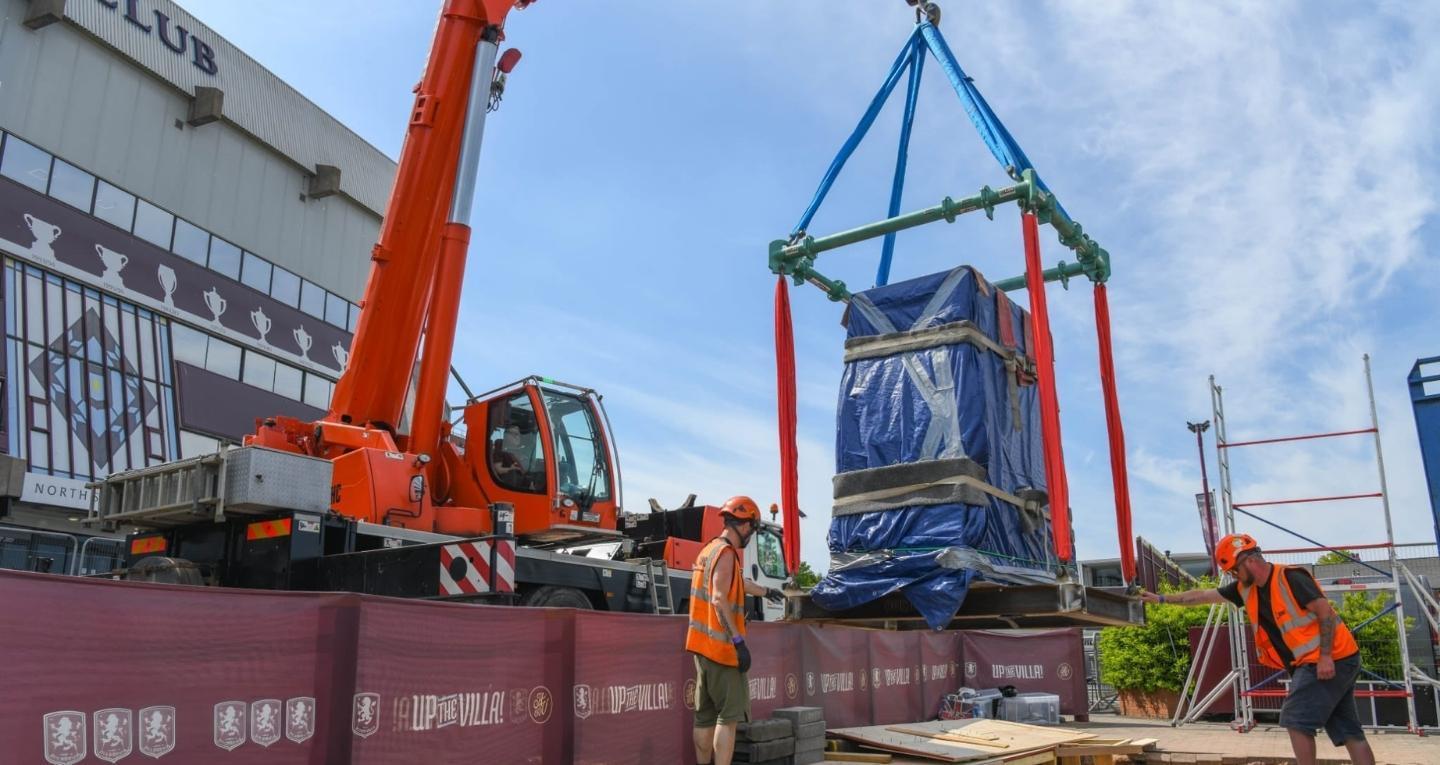 Aston Villa FC Bronze Löwe